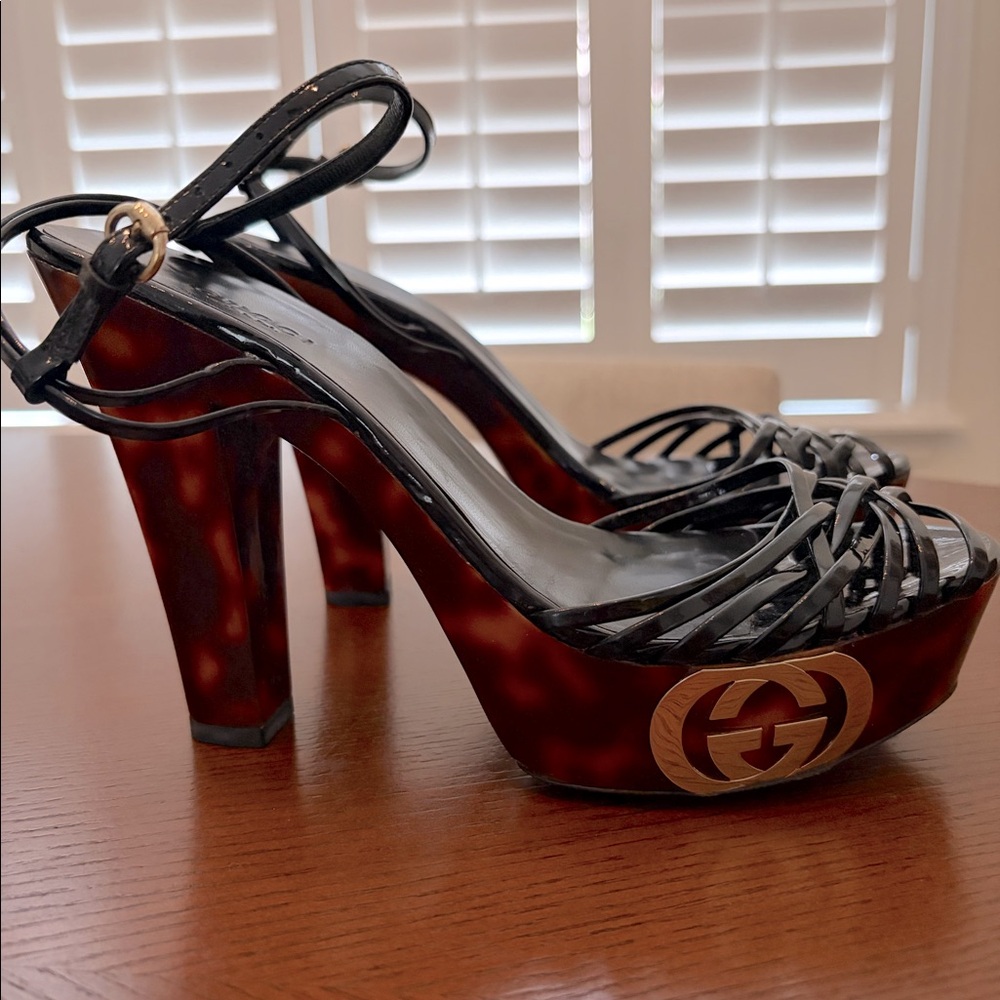 Gucci vintage sandal. ankle strap